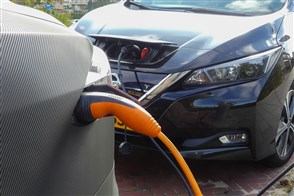 Twee elektrische auto&#x27;s staan bij een laadpunt hun accu te laden.