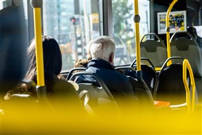 mensen in een bus